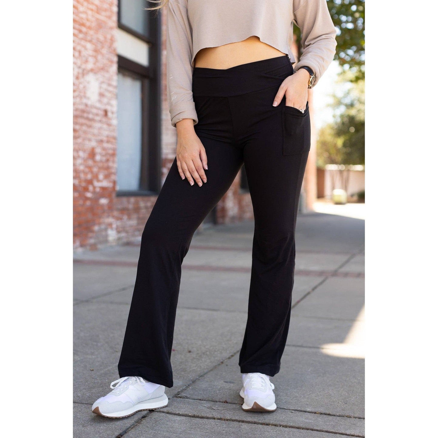 The Liz - Crossover 30" Bootcut Leggings with Pockets Roun