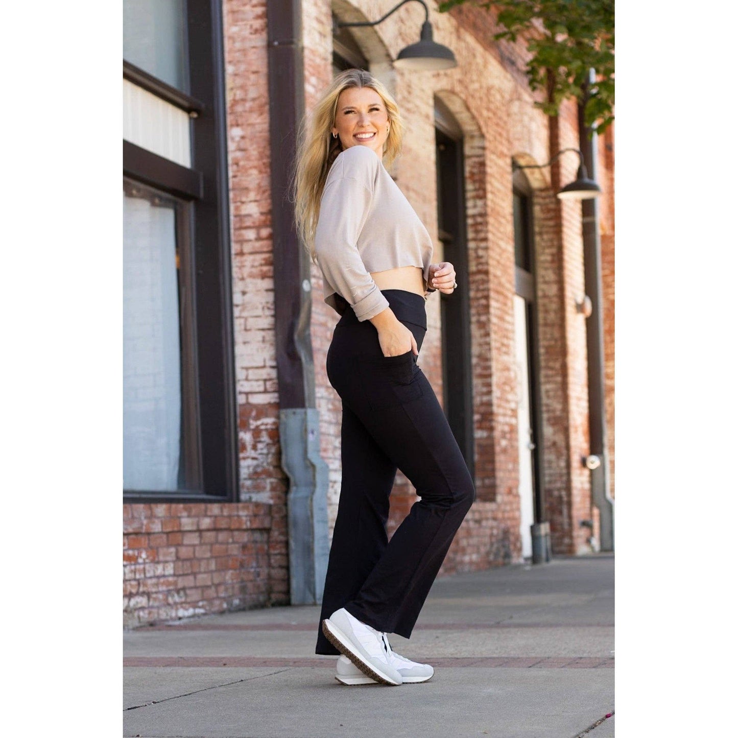 The Liz - Crossover 30" Bootcut Leggings with Pockets Roun
