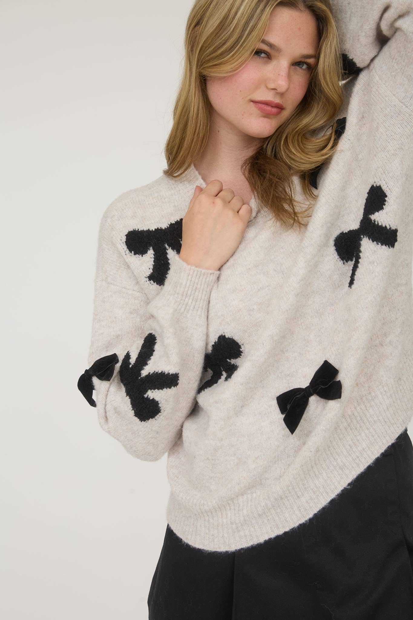 BOW PATTERN LONG SLEEVE KNIT SWEATER