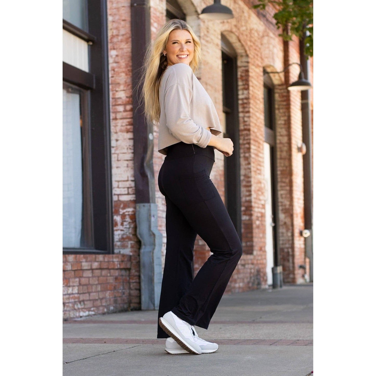 The Liz - Crossover 30"  Bootcut Leggings with Pockets Roun