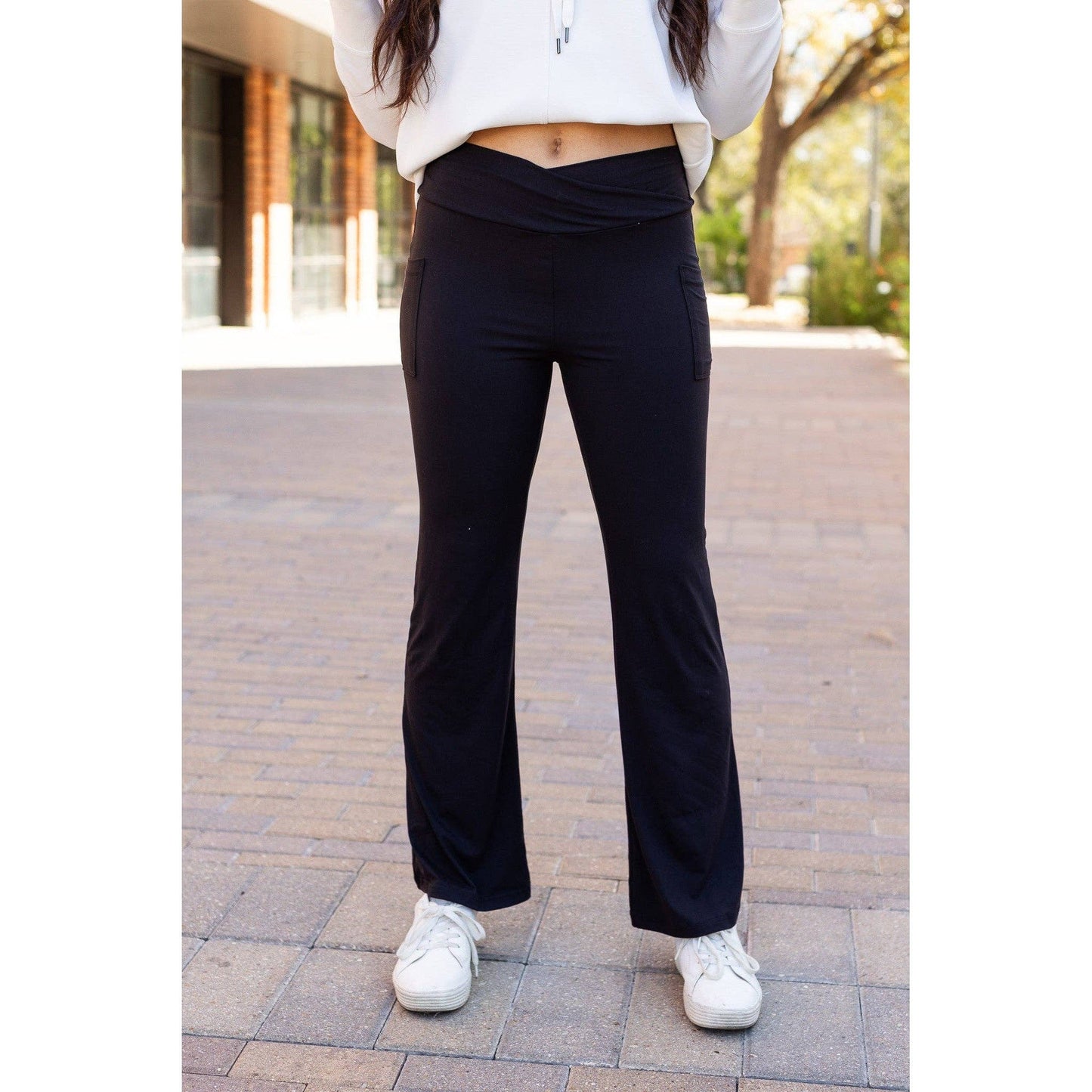 The Liz - Crossover 30"  Bootcut Leggings with Pockets Roun