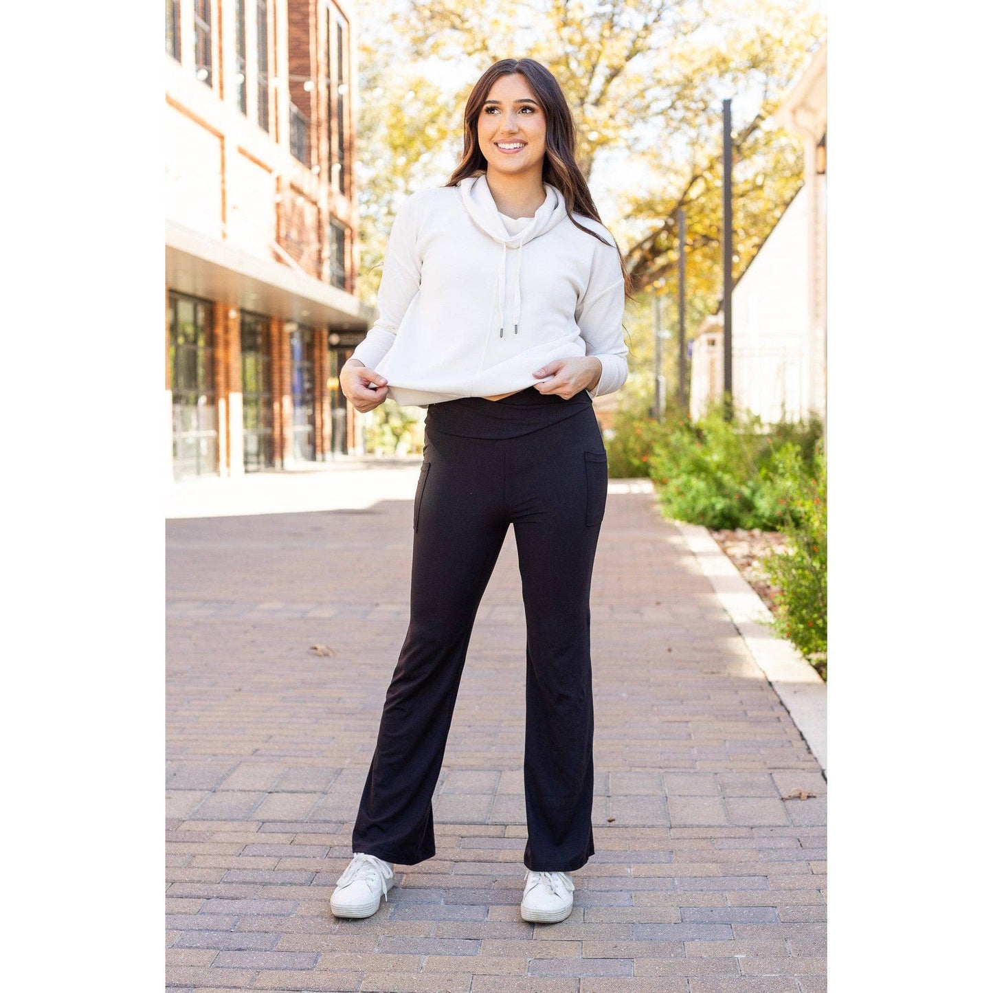 The Liz - Crossover 30"  Bootcut Leggings with Pockets Roun