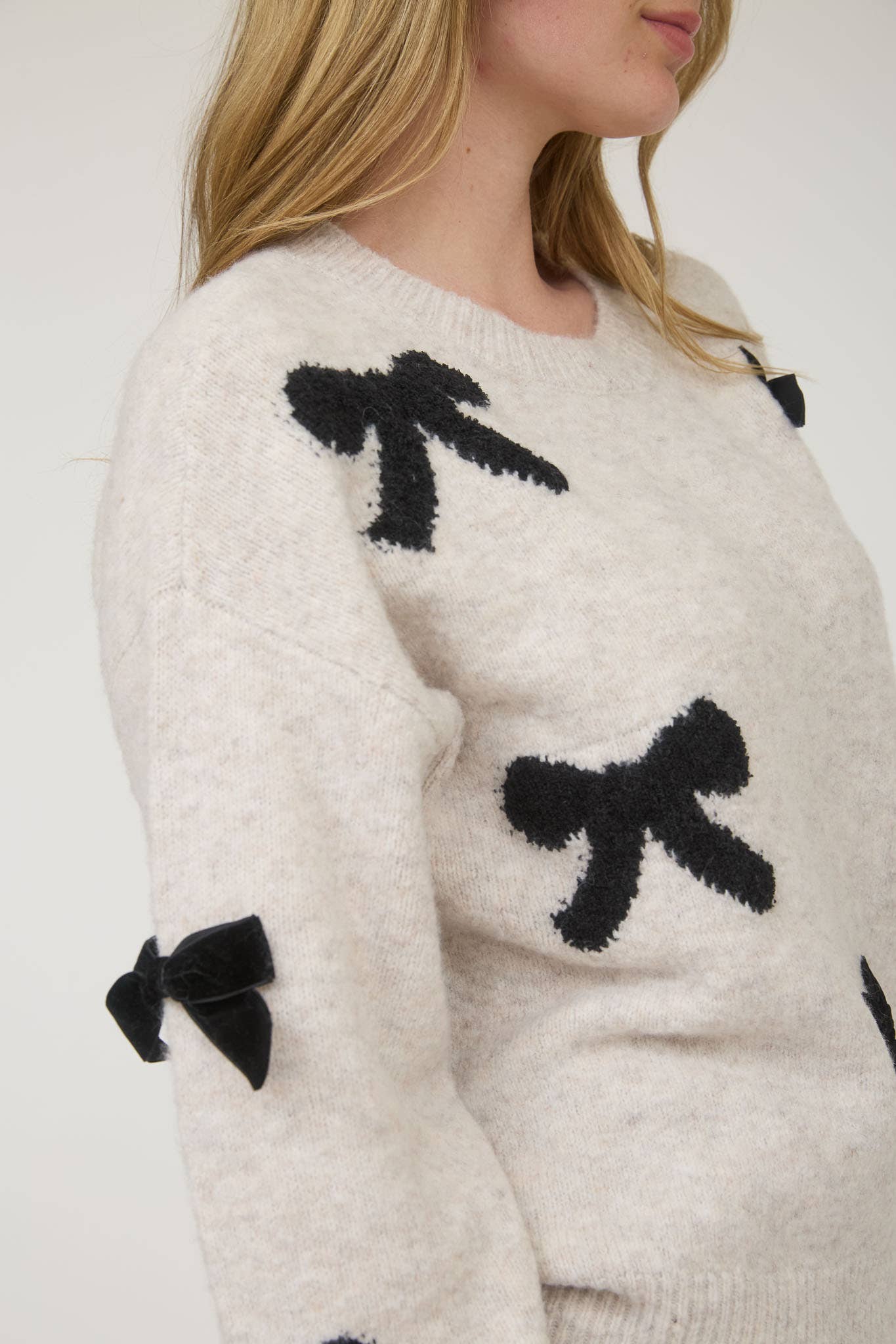 BOW PATTERN LONG SLEEVE KNIT SWEATER