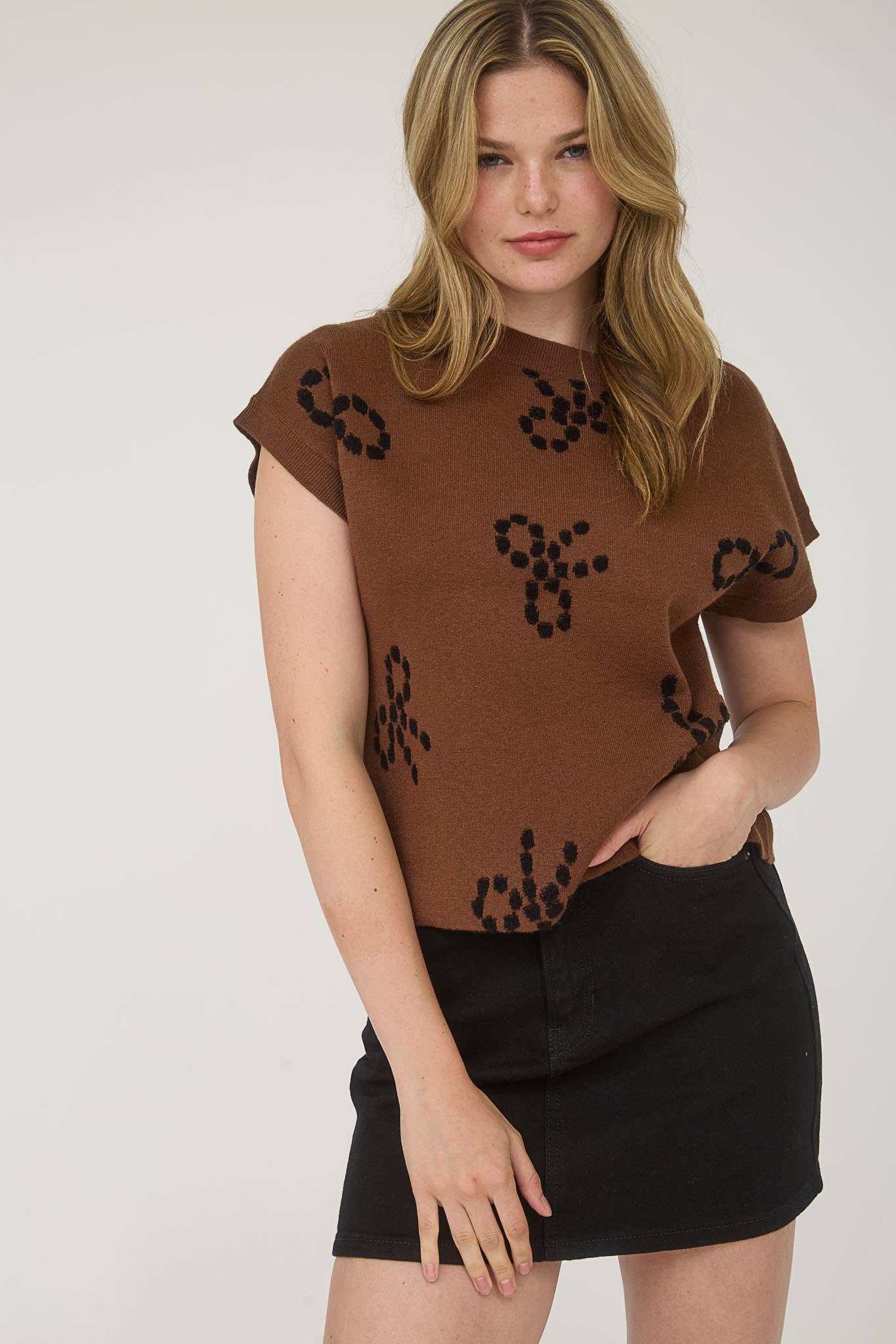 BOW PATTERN ROUND NECK SHORT SLEEVE KNIT SWEATER