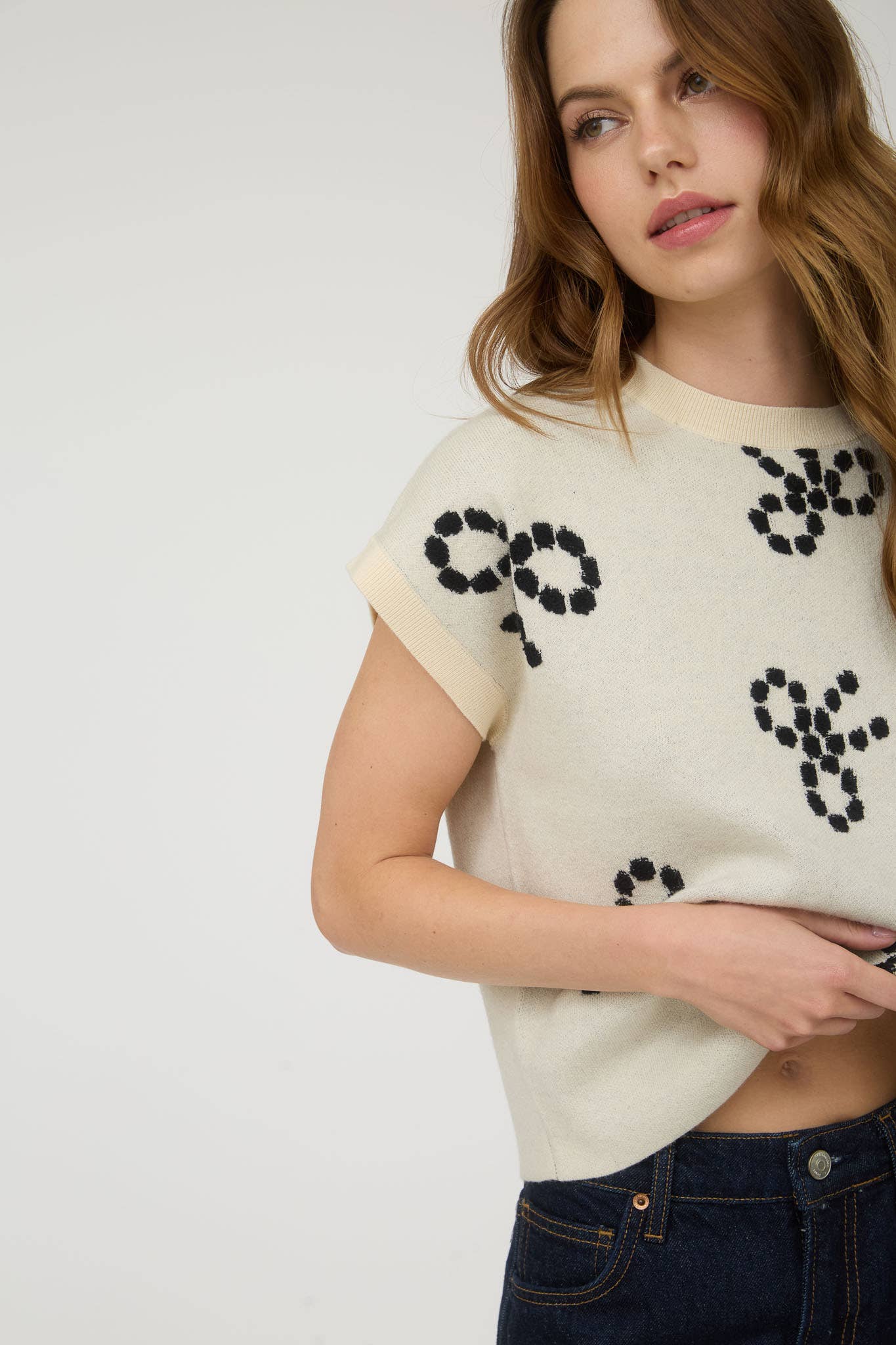 BOW PATTERN ROUND NECK SHORT SLEEVE KNIT SWEATER
