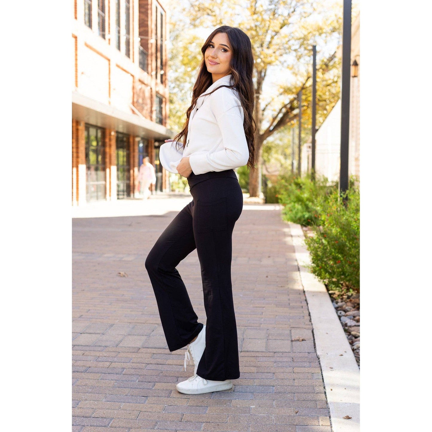 The Liz - Crossover 30"  Bootcut Leggings with Pockets Roun