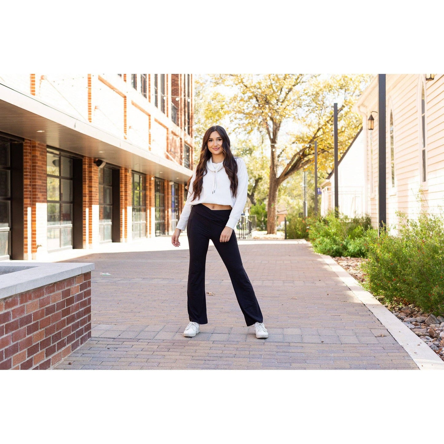 The Liz - Crossover 30"  Bootcut Leggings with Pockets Roun