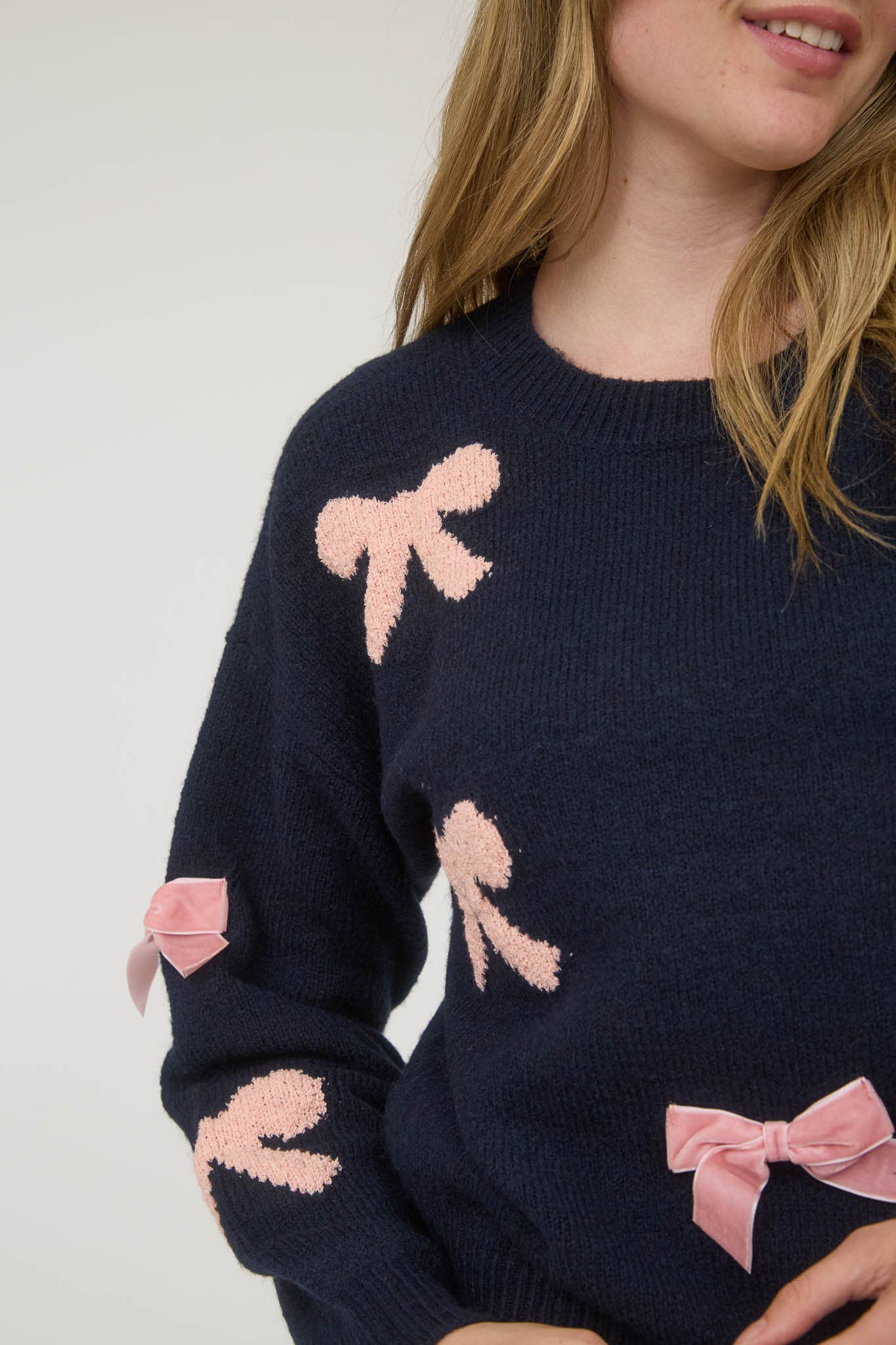 BOW PATTERN LONG SLEEVE KNIT SWEATER