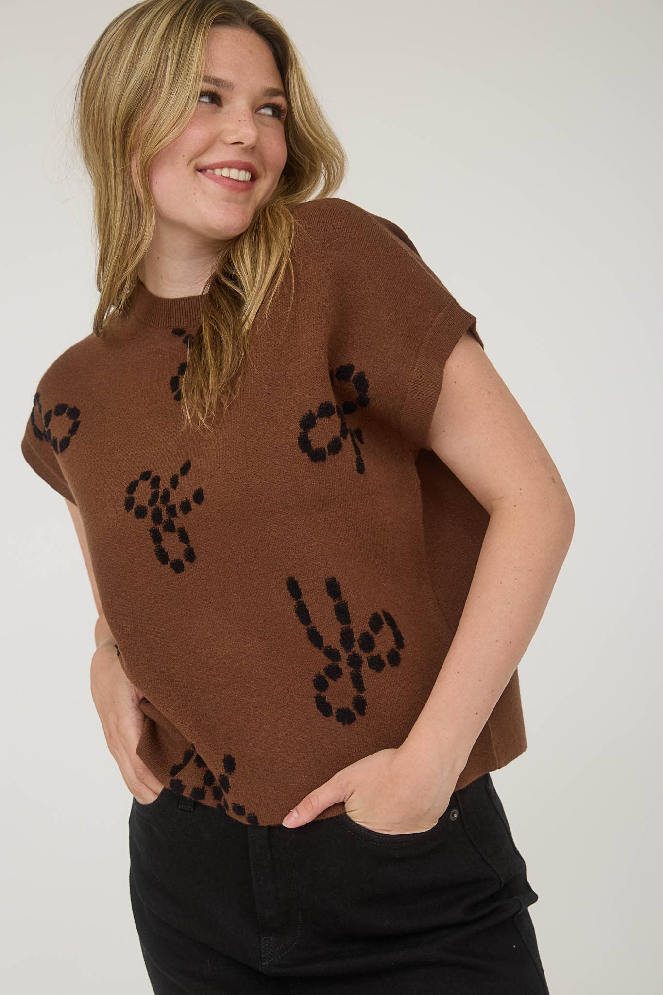 BOW PATTERN ROUND NECK SHORT SLEEVE KNIT SWEATER