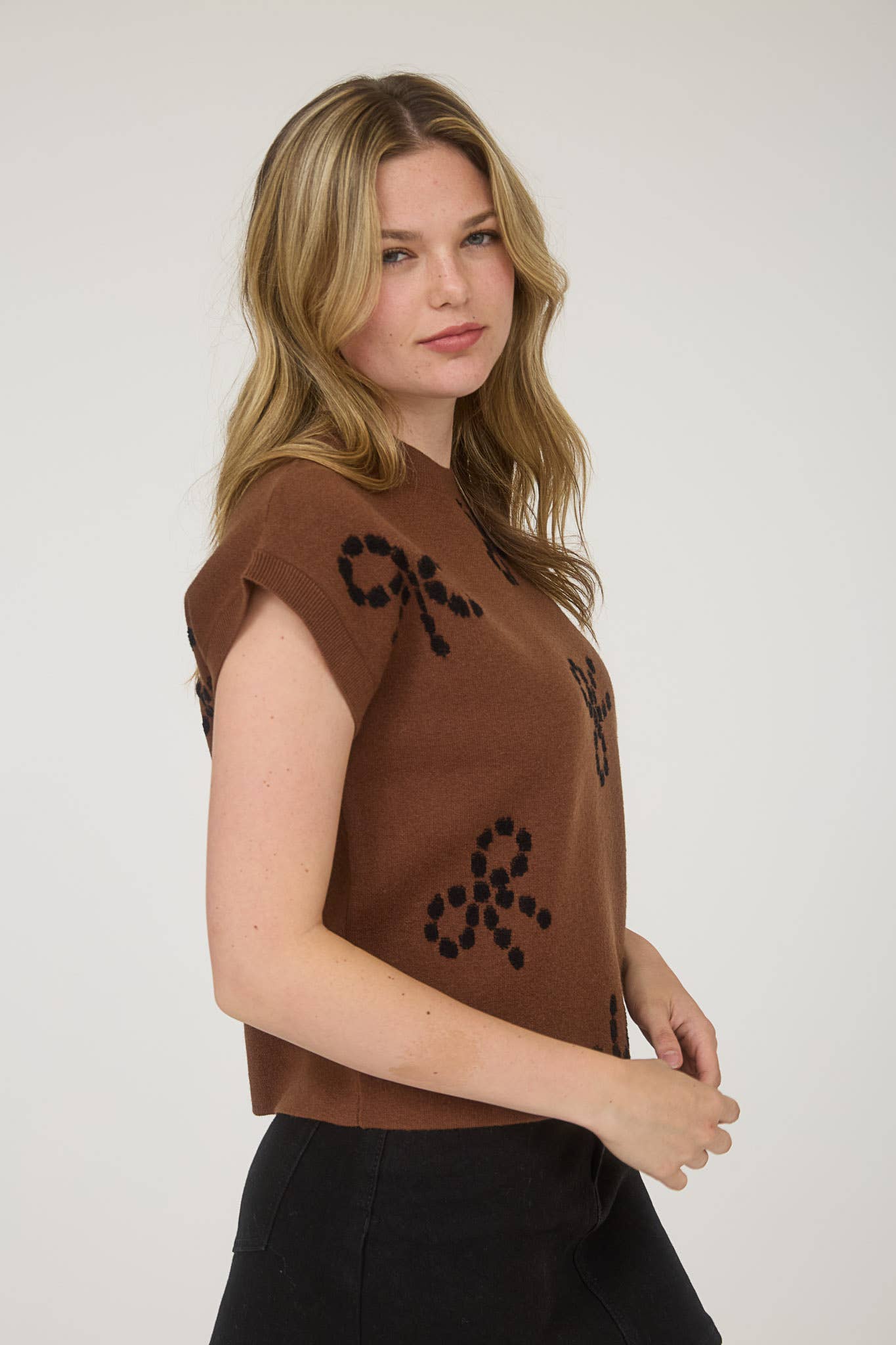 BOW PATTERN ROUND NECK SHORT SLEEVE KNIT SWEATER