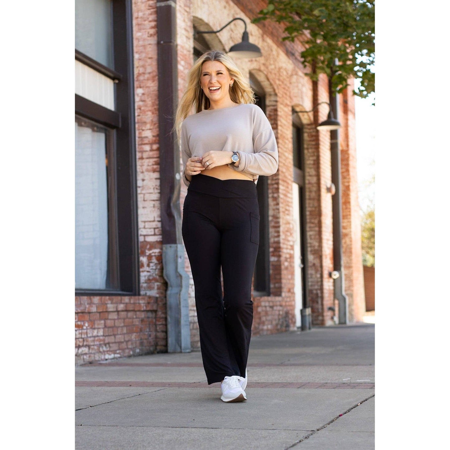 The Liz - Crossover 30"  Bootcut Leggings with Pockets Roun