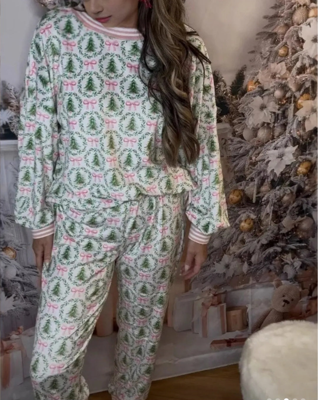 Elegant Christmas Print Long Sleeve Pajamas